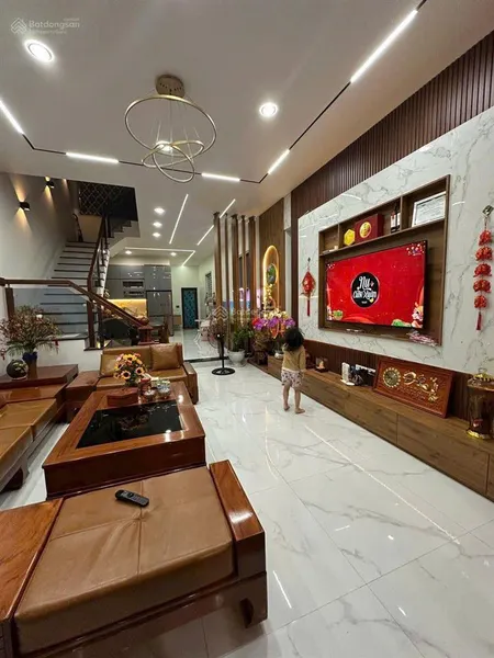 Bán nhà 2 mặt tiền còn rất mới và toàn bộ nội thất xịn sò