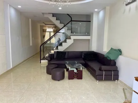 Cần Bán Căn Nhà tại KQH GoldenHill Nguyễn Trung Trực, Đà Lạt đường nhựa thông thoáng xe hơi đậu trước nhà