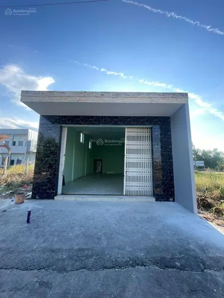 Bán nhà kho kiên cố ,nằm đối diện cổng khu công nghiệp điện ngọc