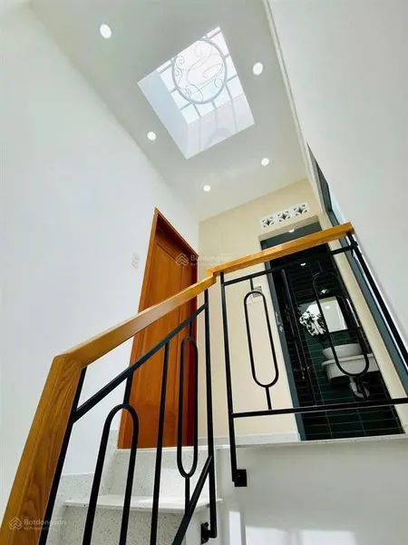 Nhà ngộp trung tâm tân bình hẻm hoàng văn thụ, 79m², giá tốt 3tỷ550, gần sân bay, sổ riêng