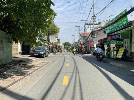 Bán 205m2 đất thổ cư mặt tiền đường ngay vincom lê văn việt. dt 6.5 x 32 =205m2 giá chỉ 13.65 tỷ