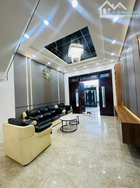 bán nhà ngay Phạm Văn Đồng, Thủ Đức. Giá: 3 tỷ 012tr, 1 trệt 2 lầu, sổ hồng riêng