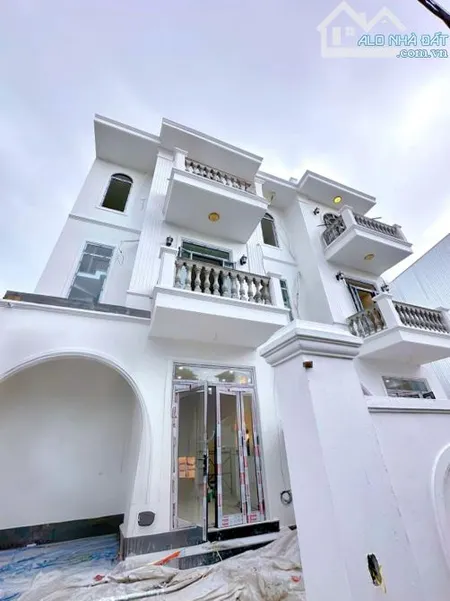 NHÀ 3 TẦNG FULL NỘI THẤT PHẠM VĂN ĐỒNG Ô TÔ TRÁNH NHAU
