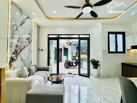 Nhà 2 tầng _công nhận 37 met 2. Hẻm trước nhà met ._ khu vực víp PN .