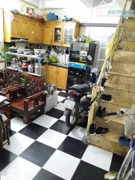 Bán nhà Trung Tả 28m2 nhà ba mặt ngõ trước nhà xe may quay đầu 4.6 tỷ