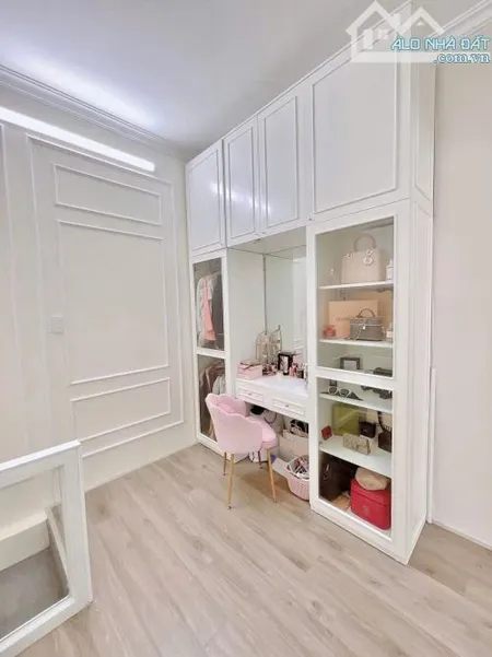 Bán nhà Văn Hương 25m2 nhà vị trí đẹp lô góc gần phố trước nhà xe máy quay đầu 5.6 tỷ
