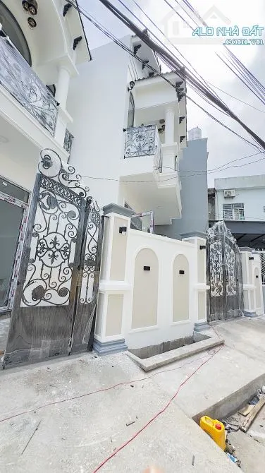 NHÀ KIẾN TRÚC TÂN CỔ ĐIỂN ĐẸP XÂY MỚI CÓ SÂN CỔNG RÀO CỰC ĐẸP TẠI TT CẦN THƠ-GẦN ĐỀN HÙNG