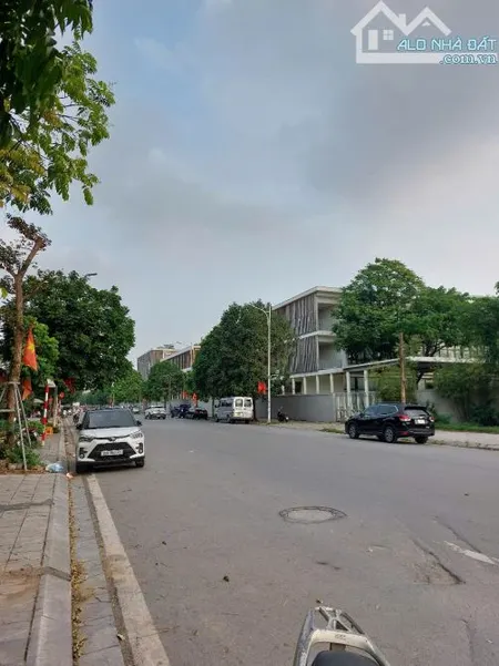 Nhà đẹp Phố Ngọc Thụy 47m2, 6 tầng, gara ô tô, thang máy, gần trường Việt Pháp