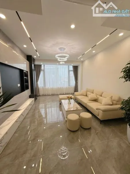 Nhà đẹp Phố Ngọc Thụy, 6 tầng, gara, thang máy, trước nhà ô tô tránh, gần trường Việt Pháp