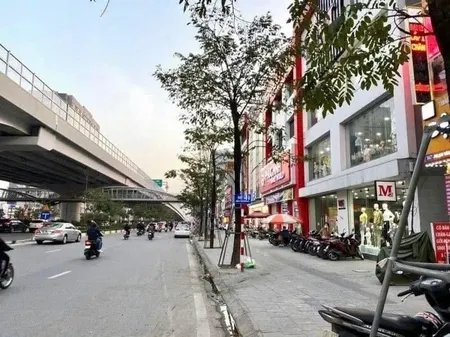 BÁN TOÀ NHÀ MẶT PHỐ PHẠM VĂN ĐỒNG - 200M² x 9T CÓ HẦM - MT 11M - DÒNG TIỀN 350TR/TH - GIÁ 125 TỶ