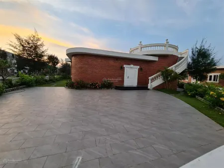 Bán villa biển 3pn full nội thất xịn xò. đã có sổ đỏ, vay bank thuận lợi. giá bán 13 tỷ.