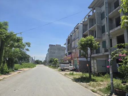 Bán 100m đất. Sẵn nhà xây thô 4 tầng. Dãy cl2 mặt mương. Dự án paradol 1 vạn an. Phường kinh bắc bắc ninh