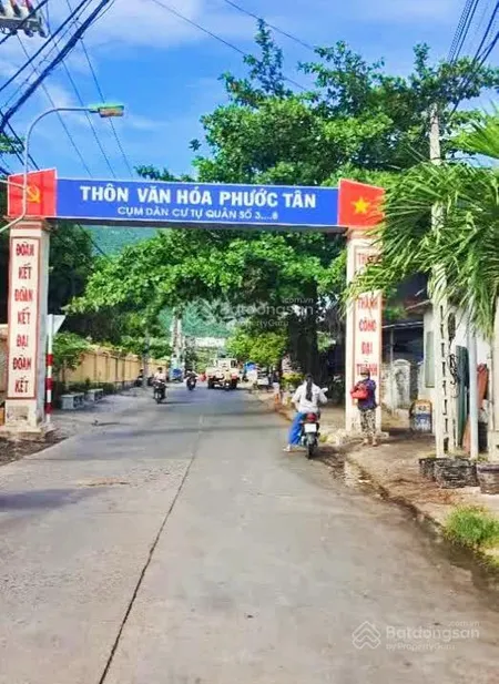 Mặt tiền trần sâm bên kia đường trường thpt đại việt