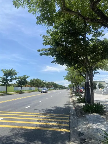 Bán lô đất siêu đẹp mặt tiền đường trường sa đối diện bãi tắm .