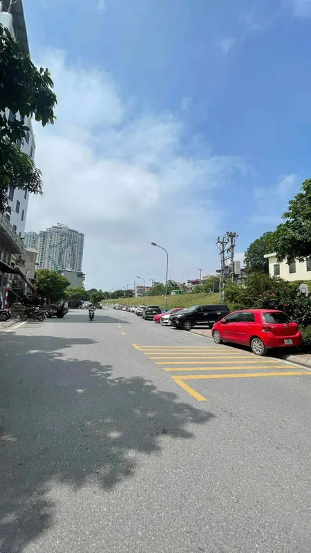 bán toà nhà văn phòng mặt phố Ngọc Thuỵ 240m x 8tầng, mặt tiền 9m, thông sàn kinh doanh