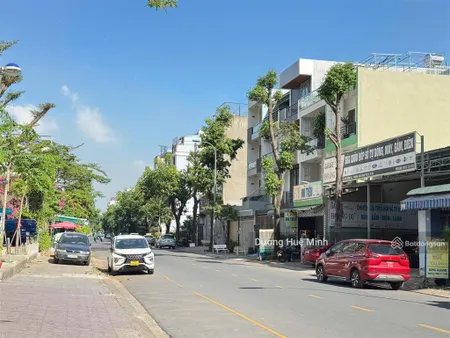 Bán lô đất mặt tiền d2 đường 20m đối diện chung cư, ngay lê văn việt, dt 5x22m, xây 1 hầm 4 tầng