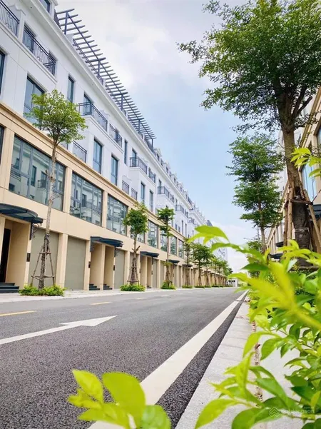 Hơn 5 tỷ sở hữu căn nhà phố kinh doanh luôn đối diện cổng 2 toà chung cư 21 tầng và trường thcs