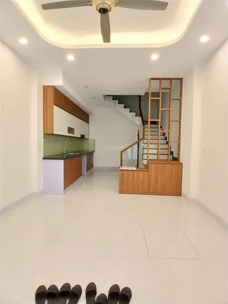 Bán nhà phân lô ngõ 175 lạc long quân,cầu giấy 36 m2 xây 5 tầng mới tinh 4 phòng gía nhỉnh 8 tỷ