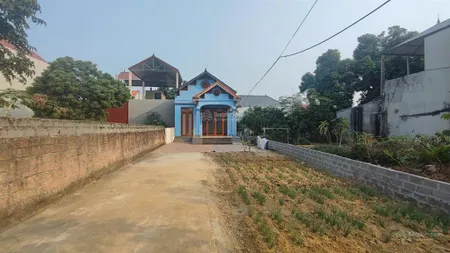 Bán đất có sẵn nhà dt 301m2, mt 7m , đất thổ cư 120m2 tại trại vàng, đông yên, quốc oai, hà nội