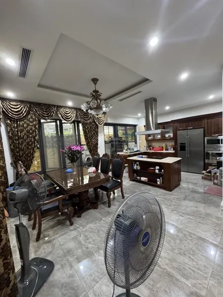 Bán nhanh biệt thự vip cầu giấy. 135m2 mặt tiền hơn 7 mét. an ninh tốt bảo vệ 24/7 giá chào 42 tỷ
