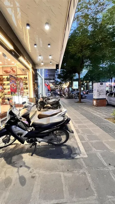 Bán nhà mặt phố đào tấn, kinh doanh đỉnh cao, 7 tầng, thang máy, giá 35,5 tỷ.