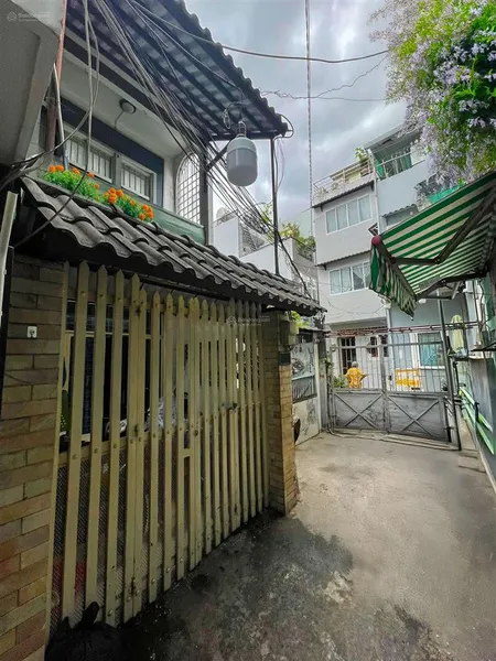 Chỉ 3,95 tỷ (75 tr/m2) nhà 2 tầng dt 53m2 góc tôn đản vĩnh khánh quận 4