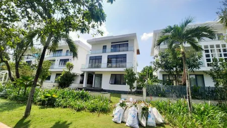 Biệt thự vườn đơn lập lucasta villa dt đất 350m2. xây 1 trệt 2 lầu full nội thất, sổ hồng sẵn 42 tỷ