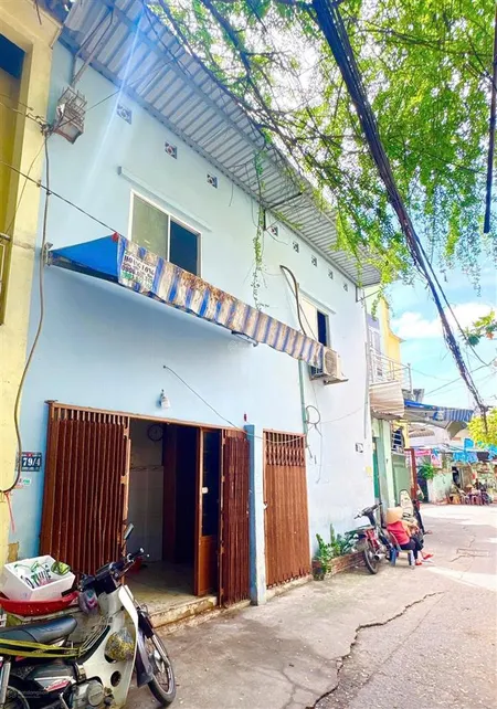 Nhà mặt tiền hẻm ô tô gần ngã tư bốn xã, dt 3m x 6m . nhà 2 tấm, sổ vuông đẹp hoàn công đủ.