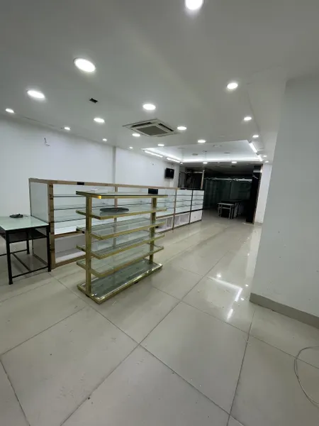 Cho thuê nhà phố kinh doanh 92 La Thành , 7 tầng có hầm để xe rộng rãi, vị trí đắc địa