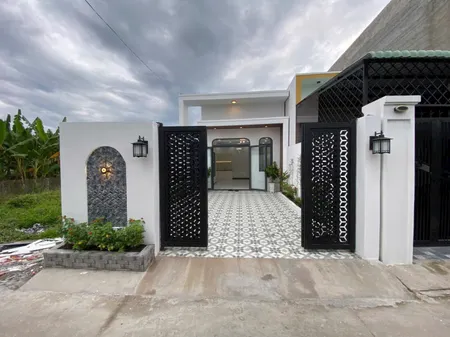 { P Mỹ Phong } Nhà mới hoàn thiện  - Đường ô tô thông, ô tô đậu trong sân. Cách Quảng Trường 3km