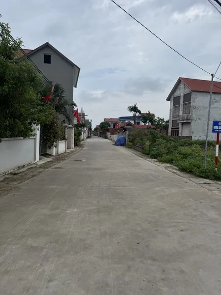 Bán Đất – Xã Hiền Ninh (Sóc Sơn) – 85m² – 1,95 Tỷ – Full Thổ Cư – Ô Tô Tránh . + Diện tích: 85m², full thổ cư, sổ đỏ chính chủ, pháp lý chuẩn. + Mặt tiền 5,9m rộng thoáng, vuông vắn, dễ thiết kế và xây dựng nhà ở. +Đường trước đất ô tô tránh, giao thông v