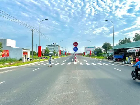 Mặt tiền đt818 1 lô ngộp 3ty3 / 100m2 đường lớn cách tthc 500m