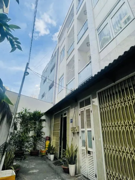 Chủ lớn tuổi cân bán căn hộ dịch vụ 6 tầng, có thang máy, 14 phòng, doanh thu ổn định lên đến 500 triệu năm. Khu vực VIP, khu vực nhiều sinh viên, công chức, công nhân thuê để tiện ở và làm việc  + Nhà đang kinh doanh, có 14 phòng cho thuê, giá 2.5tr - 3t