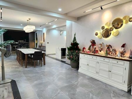Cần tiền bán gấp căn hộ Riverside, 180m2, giá 14 tỷ. LH. 0919243799