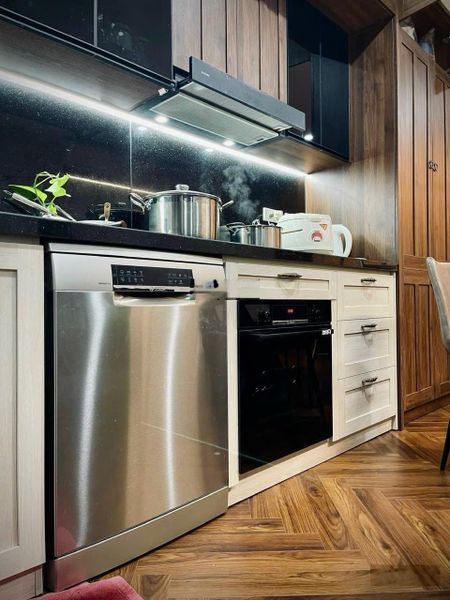 Chính chủ bán căn 121,2m2. Tầng trung, căn góc full nội thất sịn. 3Pn-2Vs ban công ĐB có slot oto