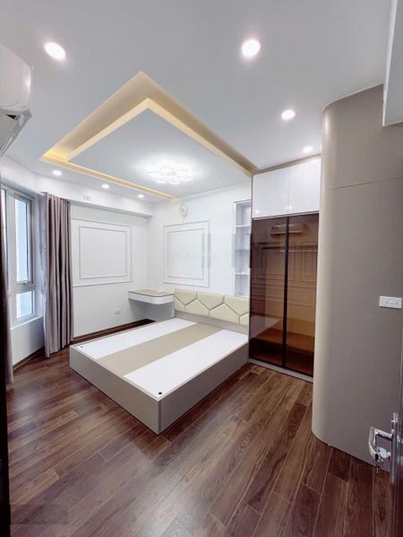 Chính chủ bán CH 3N-2VS. DT: 90m2. Giá: 7 tỷ. Đc: N07 Thành Thái. KĐT Dịch Vọng mới. Full nội thất