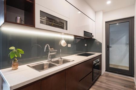 Chính chủ bán căn 93m2. Tầng trung, căn góc, full nội thất. Cửa ĐB, ban công TN