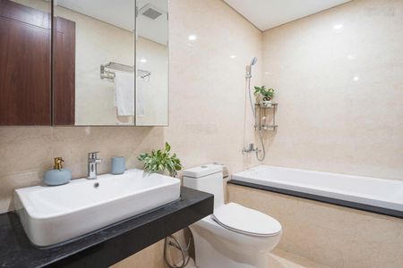 Chính chủ bán căn 107m2. Tầng cao, căn góc, full nội thất. 3Pn-2Vs. Ban công phòng khách.