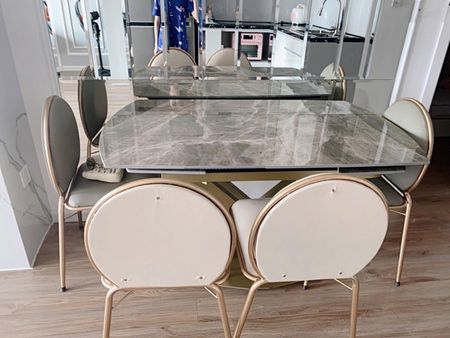 Chính chủ bán căn 62m2. Tầng trung. 2Pn-2Vs. Full nội thất cực đẹp. Nhà Vuông ban công rộng.