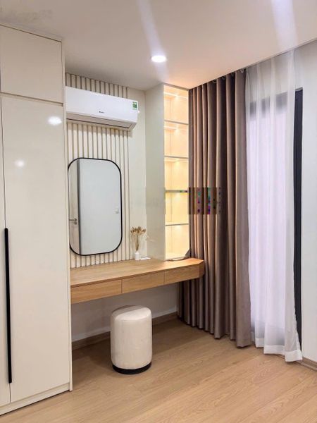Chính chủ bán căn 100.3m2. Tầng trung, 3PN - 2VS. View ngắm pháo hoa. Cửa ĐN, ban công TB
