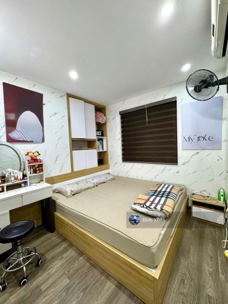 Gấp gấp! Nhà tập thể mặt phố Nguyên Hồng, DT 39/75m2, căn góc, thoáng sáng, giá tốt