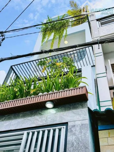 NGỘP VỐN BÁN GẤP NHÀ NHẬT TẢO,QUẬN 10.GIÁ 3TỶ990/63,7M2(4,9mx13m).ĐANG CHO THUÊ 21TR/THÁNG