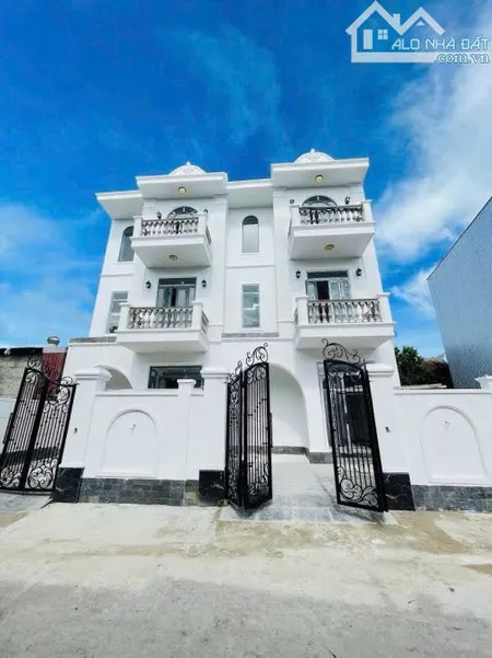 Nhà 3 tầng cách Phạm Văn Đồng chỉ 100m