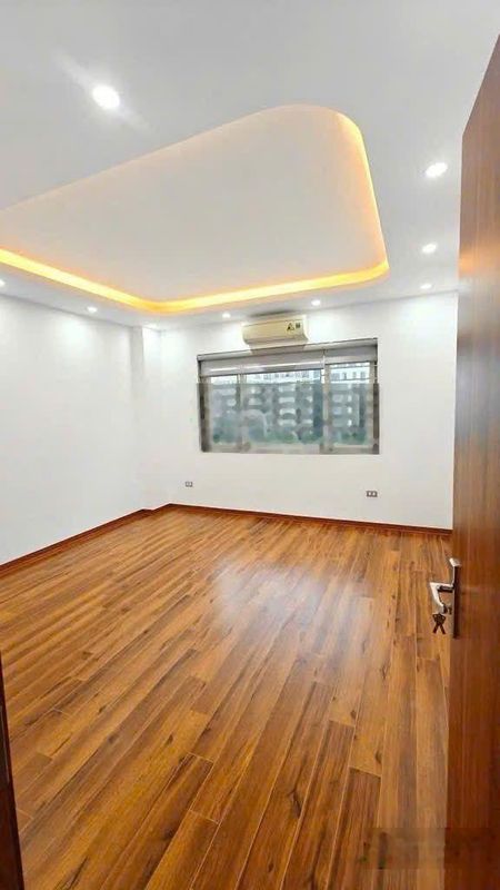 Chung cư Cao cấp D5A mặt đường Trần Thái Tông -118m -3 ngủ, 2wc - Lô góc thoáng sáng,rộng dãi