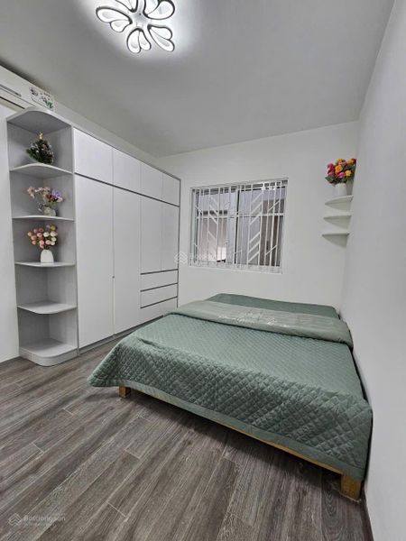 Bán chung cư 2 ngủ rộng 65m2, đã có sổ, gần trường thương mại, ĐH quốc gia