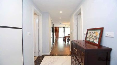 Bán căn 2 ngủ 82m2 - View Hồ - Tầng trung - Ban công Đông Nam - sẵn dòng tiền cho thuê- Đã có sổ
