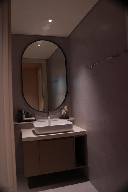 Chính chủ cần bán căn 1 phòng ngủ ban công đông nam , view bể bơi