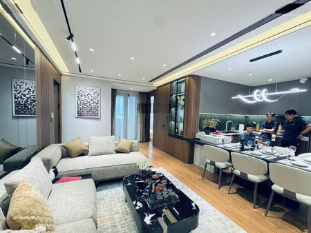 Cô Lan giảng viên ĐH Quốc gia để lại căn hộ Golden Land 140m. 9,3 tỷ full nội thất. Lh 0968501239
