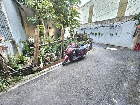 Siêu hót lô góc nở hậu ngõ nông vài bước ra ô tô