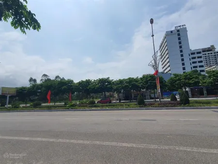 Bán lô đất đẹp để xây ks, hoặc toà nhà buiding, vị trí sát biển và quảng trường, 18,3x50m